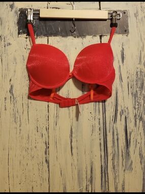No Boundaries Red Tshirt Bra